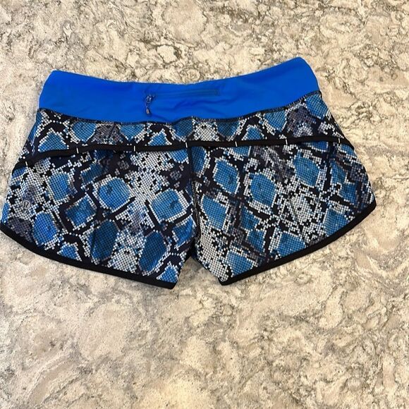✨ Limited Edition Blue Snake Skin Lululemon Speed Up Shorts - Size 8, NWOT - Picture 4 of 4